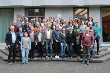 Gruppenfoto mit dem Vorstand des Dachverbandes und Vertreter*innen der 40 Biologischen Stationen bei der Mitgliederversammlung 2025.
